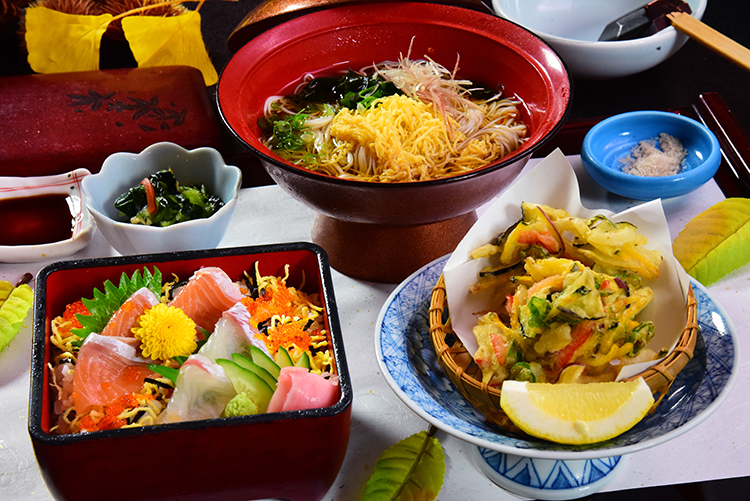 鯛とサーモンの二色ちらし寿司と天ぷら、素麺